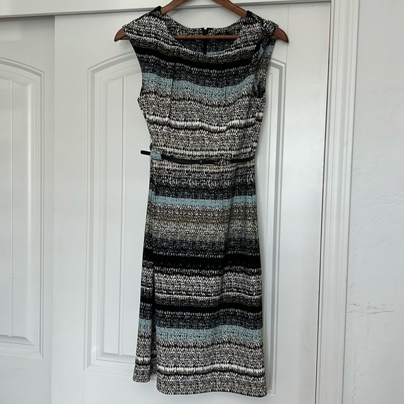 Women’s sleeveless belted, size 6 dress with zipper in the back great condition - Picture 1 of 5